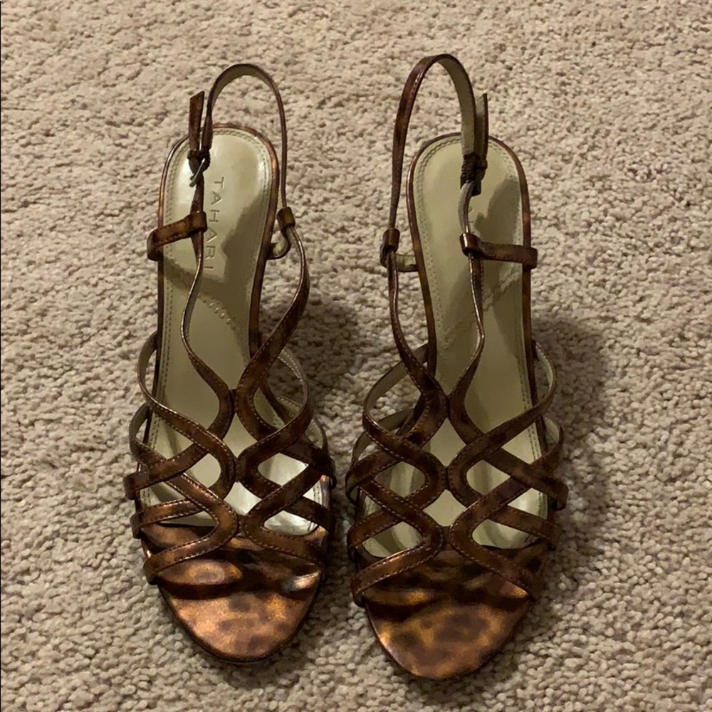 Tahari size 9 sandal bronze